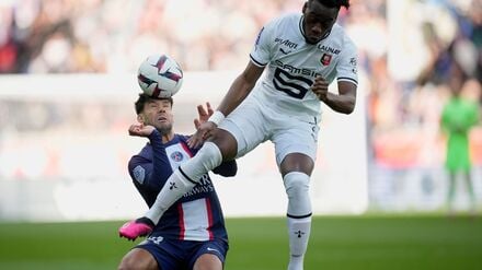 Neuer Eintracht-Stürmer: Arnaud Kalimuendo (r.). (Archivbild)