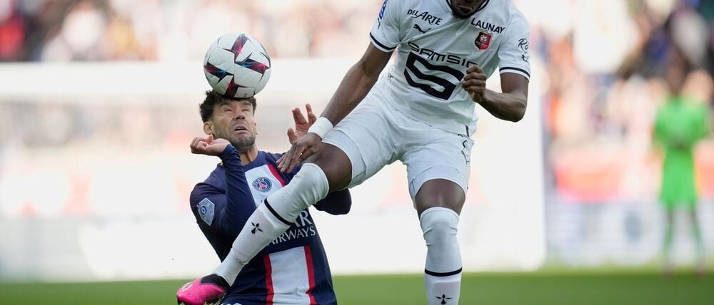 Neuer Eintracht-Stürmer: Arnaud Kalimuendo (r.). (Archivbild)