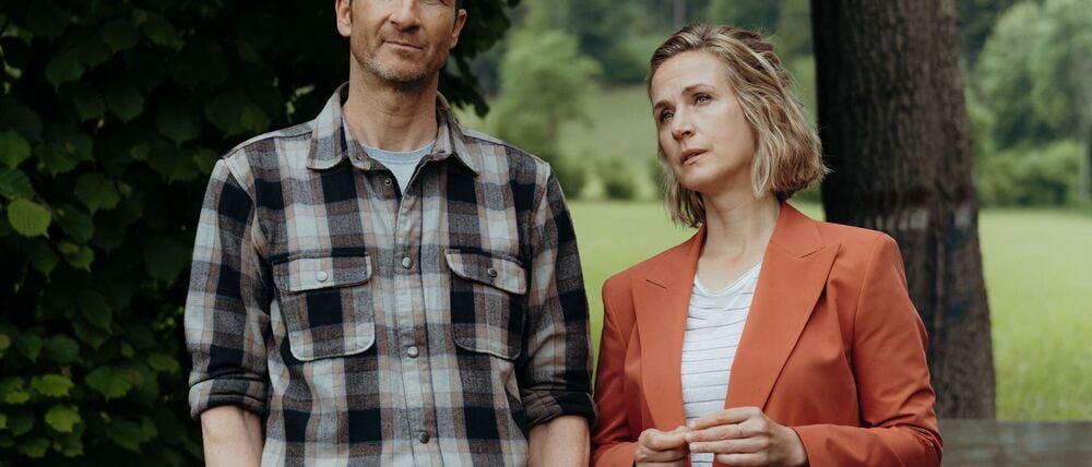 Hans Gruber (Heiko Ruprecht) und Julia Andermatt (Nathalie Schott) in einer Szene der erste Folge der 19. Staffel der Fernsehreihe „Der Bergdoktor“ (undatierte Filmszene).