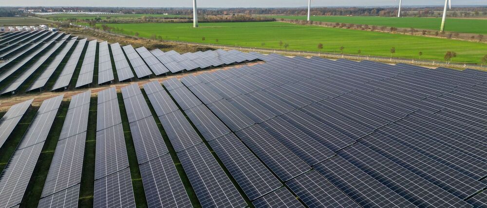 Windräder direkt neben Solaranlagen - es geht aufwärts bei der installierten Leistung der Erneuerbaren. (Archivbild)