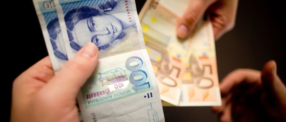 Zufallsfund oder aus Nostalgie über Jahre aufbewahrt: Jahr für Jahr tauschen Menschen Millionensummen alter D-Mark-Bestände bei der Bundesbank in Euro um. (Symbolbild)