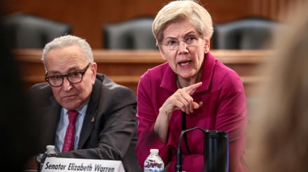 Minderheitsführer Chuck Schumer and Senatorin Elizabeth Warren.