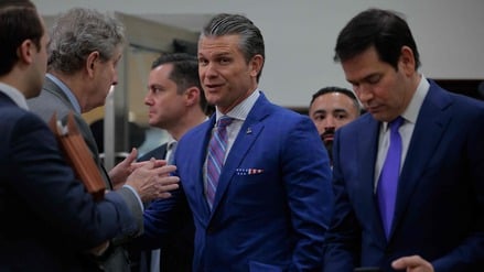 Senator John Kennedy im Gespräch mit Pete Hegseth. 