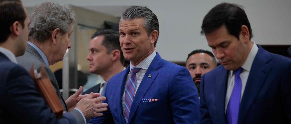 Senator John Kennedy im Gespräch mit Pete Hegseth.