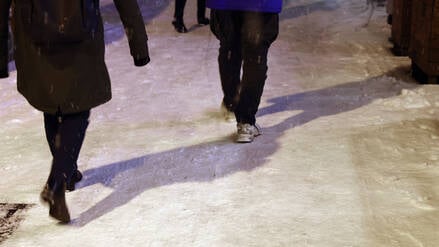 13.02.2025, Berlin - Deutschland. Wintereinbruch mit Schnee, Bürgersteige sind nicht geräumt. *** 13 02 2025, Berlin Germany Onset of winter with snow, sidewalks are not cleared