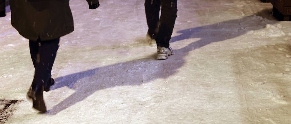 13.02.2025, Berlin - Deutschland. Wintereinbruch mit Schnee, Bürgersteige sind nicht geräumt. *** 13 02 2025, Berlin Germany Onset of winter with snow, sidewalks are not cleared