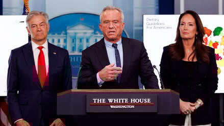 Kennedy bei der Vorstellung der neuen Ernährungsempfehlungen. 