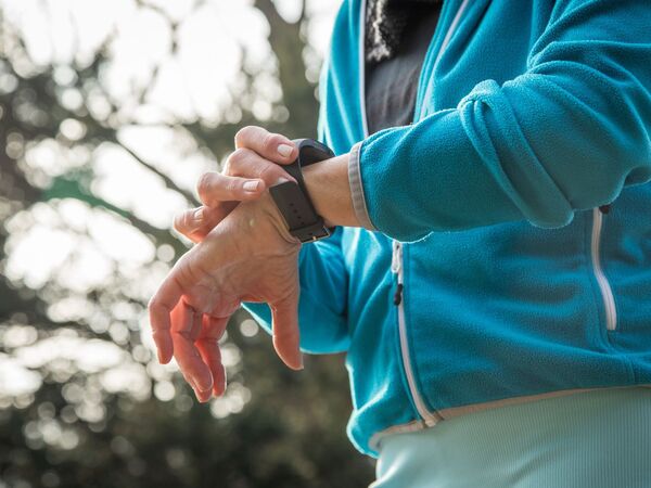 ILLUSTRATION - Herzfrequenz, Stresslevel, Schlafqualität: Smartwatches helfen dabei, den Körper messbar zu machen. (zu dpa: «Biohacking: Wie man seinem Wohlfühlcode auf die Spur kommt») Foto: Christin Klose/dpa-tmn/dpa - Honorarfrei nur für Bezieher des dpa-Themendienstes +++ dpa-Themendienst +++