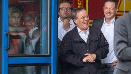 Der Laschet-Moment. Der damalige Unionskanzlerkandidat Armin Laschet (CDU) lachte nach der Ahrtal-Katastrophe bei einem Besuch der Region im Juli 2021, während Bundespräsident Frank-Walter Steinmeier sich zu dem Unglück äußerte. (Archivbild)