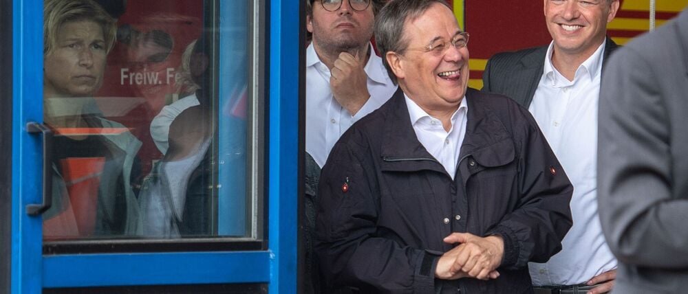 Der Laschet-Moment. Der damalige Unionskanzlerkandidat Armin Laschet (CDU) lachte nach der Ahrtal-Katastrophe bei einem Besuch der Region im Juli 2021, während Bundespräsident Frank-Walter Steinmeier sich zu dem Unglück äußerte. (Archivbild)