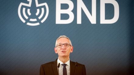 Martin Jäger, Präsident des Bundesnachrichtendienstes (BND), gibt bei der Amtsübernahme im September 2025 ein Pressestatement. 