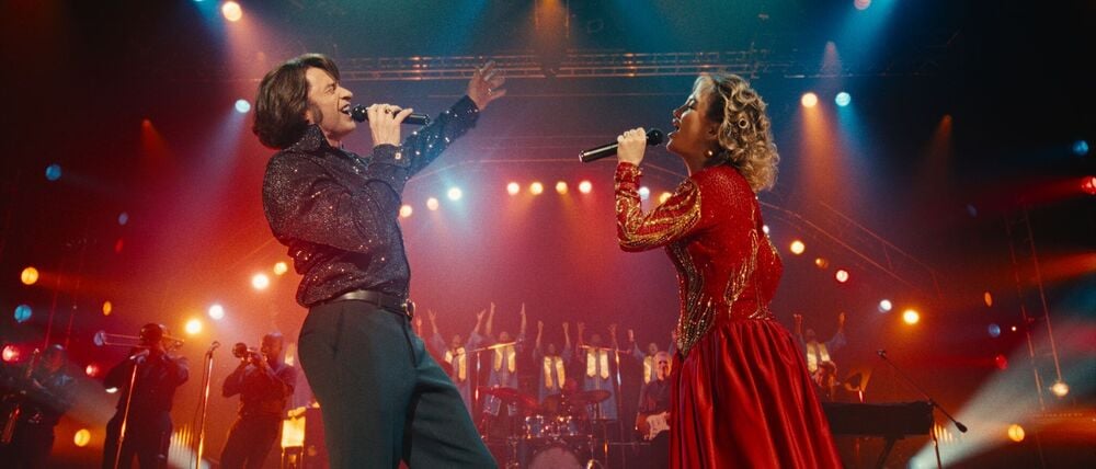 Hugh Jackman (l) als Mike Sardina und Kate Hudson als Claire Stengl in einer Szene des Films.