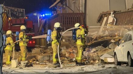 Feuerwehrleute arbeiten am Ort einer Explosion. Am frühen Morgen war es zu einer Explosion in einem Wohnhaus gekommen. Die Ursache ist noch nicht geklärt.