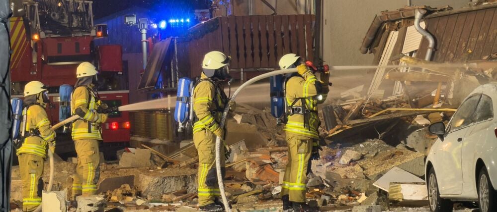 Feuerwehrleute arbeiten am Ort einer Explosion. Am frühen Morgen war es zu einer Explosion in einem Wohnhaus gekommen. Die Ursache ist noch nicht geklärt. 