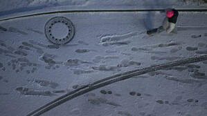 Ein Passant geht durch den Schnee in Berlin.