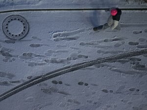 Ein Passant geht durch den Schnee in Berlin.