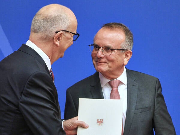 Potsdam, Brandenburg, Deutschland, 11.12.2024: Brandenburgischer Landtag: Wahl des Ministerpräsidenten: Ministerpräsident Dietmar Woidke, SPD, und Detlef Tabbert, BSW *** Potsdam, Brandenburg, Germany, 11 12 2024 Brandenburg State Parliament Election of the Minister President Minister President Dietmar Woidke, SPD, and Detlef Tabbert, BSW Copyright: xdtsxNachrichtenagenturx dts_53584