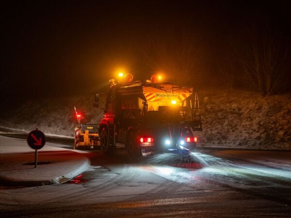 08.01.2026, Rheinland-Pfalz, Bitburg: Ein Einsatzfahrzeug des Landesbetrieb Mobilität (LBM) räumt Schnee und streut eine Ausfahrt der B51 gegen Glatteis. Viele Strassen sind Schnee- und Eisbedeckt, der Verkehr teils eingeschränkt. Foto: Harald Tittel/dpa +++ dpa-Bildfunk +++
OhWehSchnee