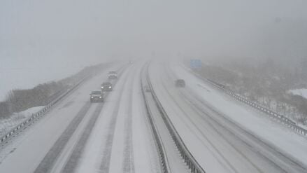 07.01.2026, Niedersachsen, Brinkum: Autos sind auf der Autobahn 28 bei Brinkum bei Schneefall und schlechter Sicht unterwegs. 