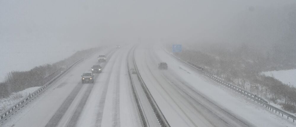 07.01.2026, Niedersachsen, Brinkum: Autos sind auf der Autobahn 28 bei Brinkum bei Schneefall und schlechter Sicht unterwegs.
