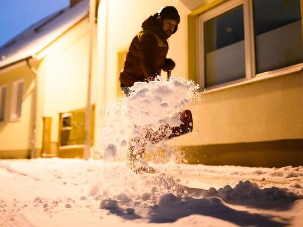 06.01.2026, Niedersachsen, Laatzen: Ein Mann befreit den Gehweg vor seinem Haus von Schnee. Foto: Julian Stratenschulte/dpa +++ dpa-Bildfunk +++
OhWehSchnee