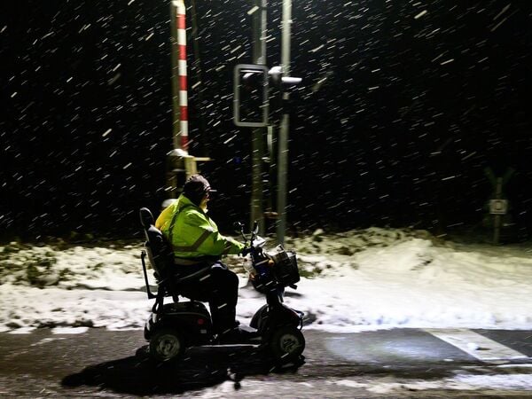 06.01.2026, Niedersachsen, Ebstorf: Zeitungsausträger Jürgen fährt bei Schneefall durch den Ort. Foto: Philipp Schulze/dpa +++ dpa-Bildfunk +++
OhWehSchnee
