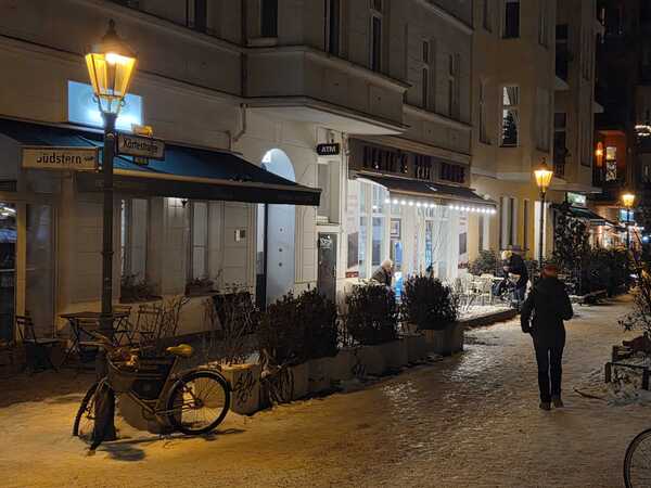 Ein spiegelglatt vereister Gehweg am Südstern in Berlin-Neukölln.Foto: Stefan Jacobs