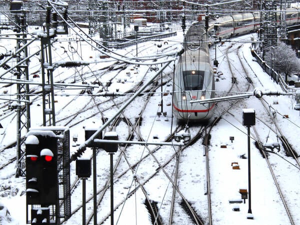 Wintereinbruch in Deutschland: Schneebdeckte Gleisanlagen am Hauptbahnhof Hamburg. *** Onset of winter in Germany Snow-covered tracks at Hamburg Central Station
OhWehSchnee