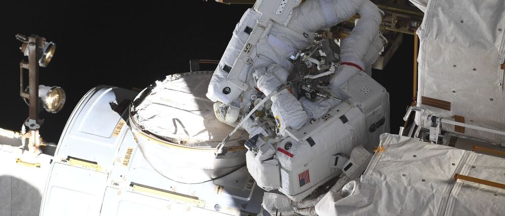 Matthias Maurer (oben), deutscher ESA-Astronaut, und Raja Chari, US-amerikanischer NASA-Astronaut, arbeiteten 2022 während eines Außeneinsatzes an der Raumstation ISS.  (Symbolbild)