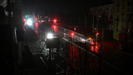Cars move along a dark street during a power blackout after critical civil infrastructure was hit by today's Russian drone strikes, amid Russia's attack on Ukraine, in Zaporizhzhia, Ukraine January 7, 2026. REUTERS/Stringer