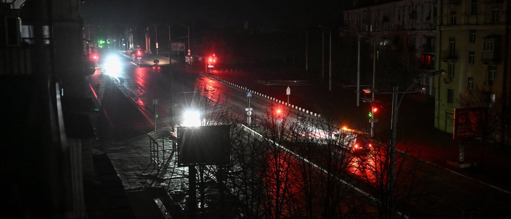 Cars move along a dark street during a power blackout after critical civil infrastructure was hit by today's Russian drone strikes, amid Russia's attack on Ukraine, in Zaporizhzhia, Ukraine January 7, 2026. REUTERS/Stringer