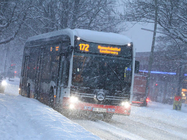 Schneetreiben am Donnerstagmorgen in Hamburg. Ein Bus der Linie 172 in Richtung Hummelsbüttel der Hamburger Hochbahn AG fährt den Wiesendamm entlang. Barmbek Hamburg *** Driving snow on Thursday morning in Hamburg A bus on route 172 in the direction of Hummelsbüttel operated by Hamburger Hochbahn AG drives along Wiesendamm Barmbek Hamburg
OhWehSchnee