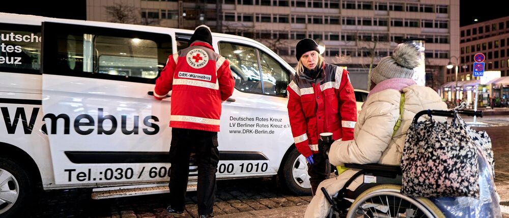 Lisa Wiedemann und Sebastian Ulm suchen Menschen auf, die trotz Kälte auf der Straße sind.