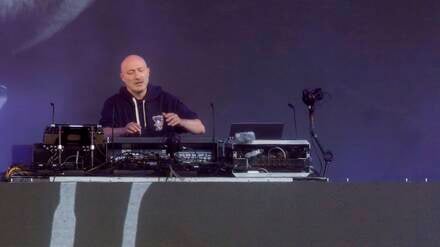 Der deutsche Musiker und Produzent Paul Kalkbrenner während eines Auftrittes auf dem Altmarkt Dresden vor 20.000 Menschen.