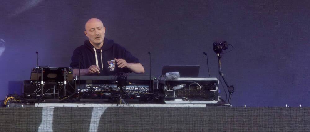 Der deutsche Musiker und Produzent Paul Kalkbrenner während eines Auftrittes auf dem Altmarkt Dresden vor 20.000 Menschen. 