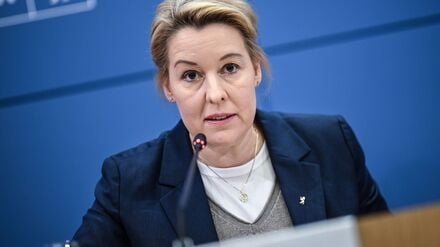 Franziska Giffey (SPD), Senatorin für Wirtschaft, Energie und Betriebe, spricht bei einem Pressebriefing. (Archivbild) 