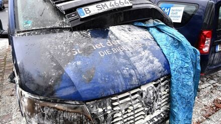 So sah einer der Busse nach dem mutmaßlichen Brandanschlag aus (Archivbild).