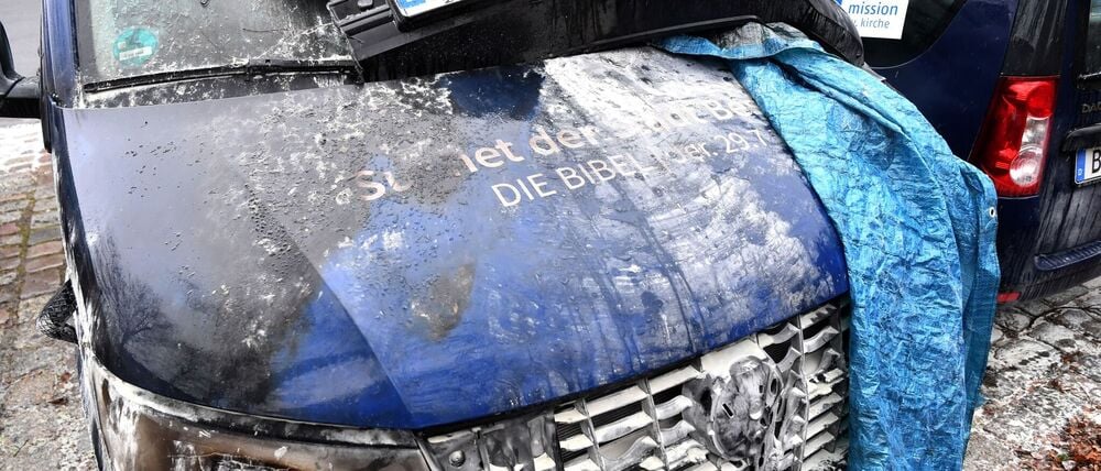 So sah einer der Busse nach dem mutmaßlichen Brandanschlag aus (Archivbild).
