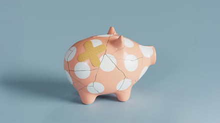 Ein kaputtes Sparschwein mit Pflaster (Symbolbild).