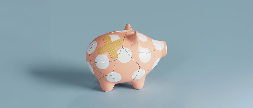 Ein kaputtes Sparschwein mit Pflaster (Symbolbild).