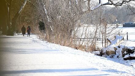 Von Schnee bedeckt sind derzeit viele Gehwege in Berlin.