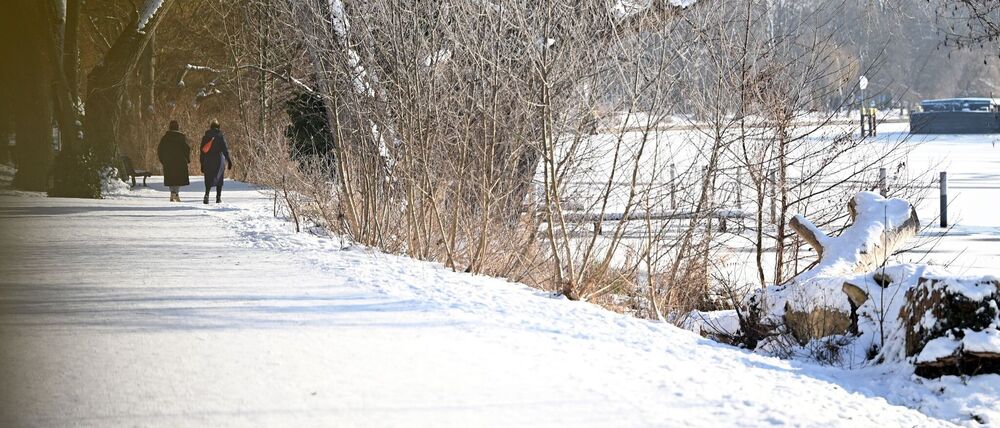 Von Schnee bedeckt sind derzeit viele Gehwege in Berlin.
