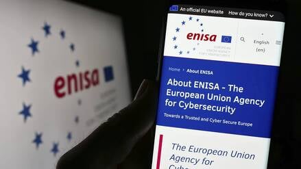 Auf einem Display ist die Homepage der Europäischen Cybersicherheitsagentur Enisa zu sehen.