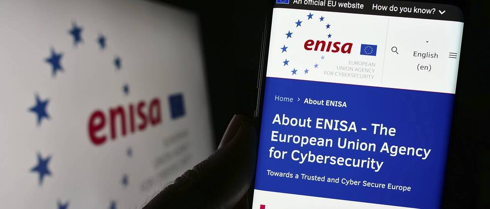 Auf einem Display ist die Homepage der Europäischen Cybersicherheitsagentur Enisa zu sehen.