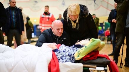 Kai Wegner (CDU), Regierender Bürgermeister von Berlin, und Iris Spranger (SPD), Berliner Senatorin für Inneres und Sport, sprechen während eines Stromausfalls im Südwesten Berlins in einer Notunterkunft mit der 97-jährigen Ingeborg aus Lichtenfelde.