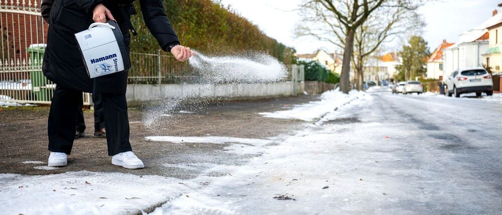Wenn es glatt ist, hilft nur eins - streuen mit Taumitteln, entweder mit oder ohne Salz.