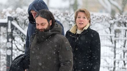 Christina Block (r), deutsche Gastronomin und Unternehmerin, ihr Verteidiger Ingo Bott (2.v.l.), und ihr Lebensgefährte Gerhard Delling (l, verdeckt), ehemaliger Fernsehmoderator und Sportjournalist, und Dellings Verteidiger David Rieks kommen zur Fortsetzung des Prozesses wegen mutmaßlicher Kindesentführung.