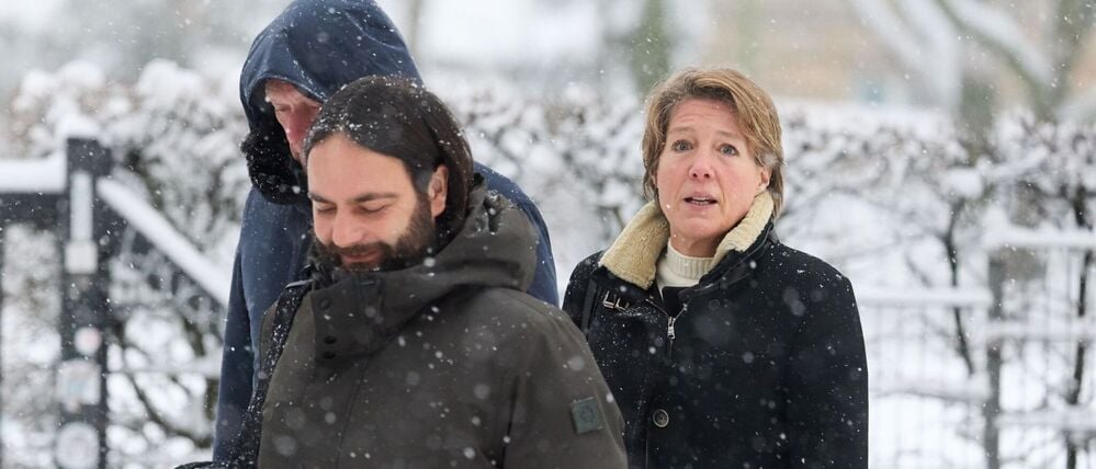 Christina Block (r), deutsche Gastronomin und Unternehmerin, ihr Verteidiger Ingo Bott (2.v.l.), und ihr Lebensgefährte Gerhard Delling (l, verdeckt), ehemaliger Fernsehmoderator und Sportjournalist, und Dellings Verteidiger David Rieks kommen zur Fortsetzung des Prozesses wegen mutmaßlicher Kindesentführung.