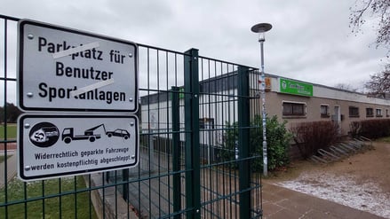 Die Explosion am Neujahrstag ereignete sich auf dem Sportplatz in der Ziolkowskistraße im Potsdamer Stadtteil Stern.