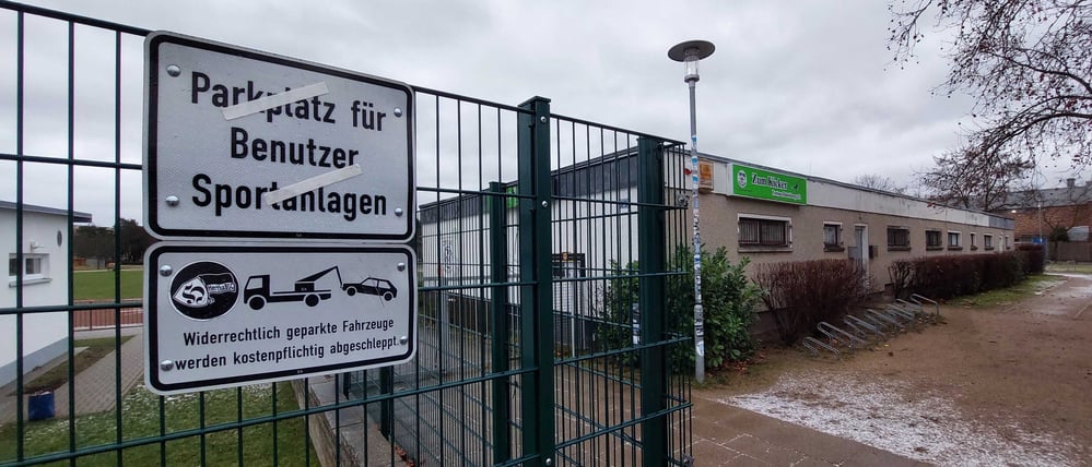 Die Explosion am Neujahrstag ereignete sich auf dem Sportplatz in der Ziolkowskistraße im Potsdamer Stadtteil Stern.